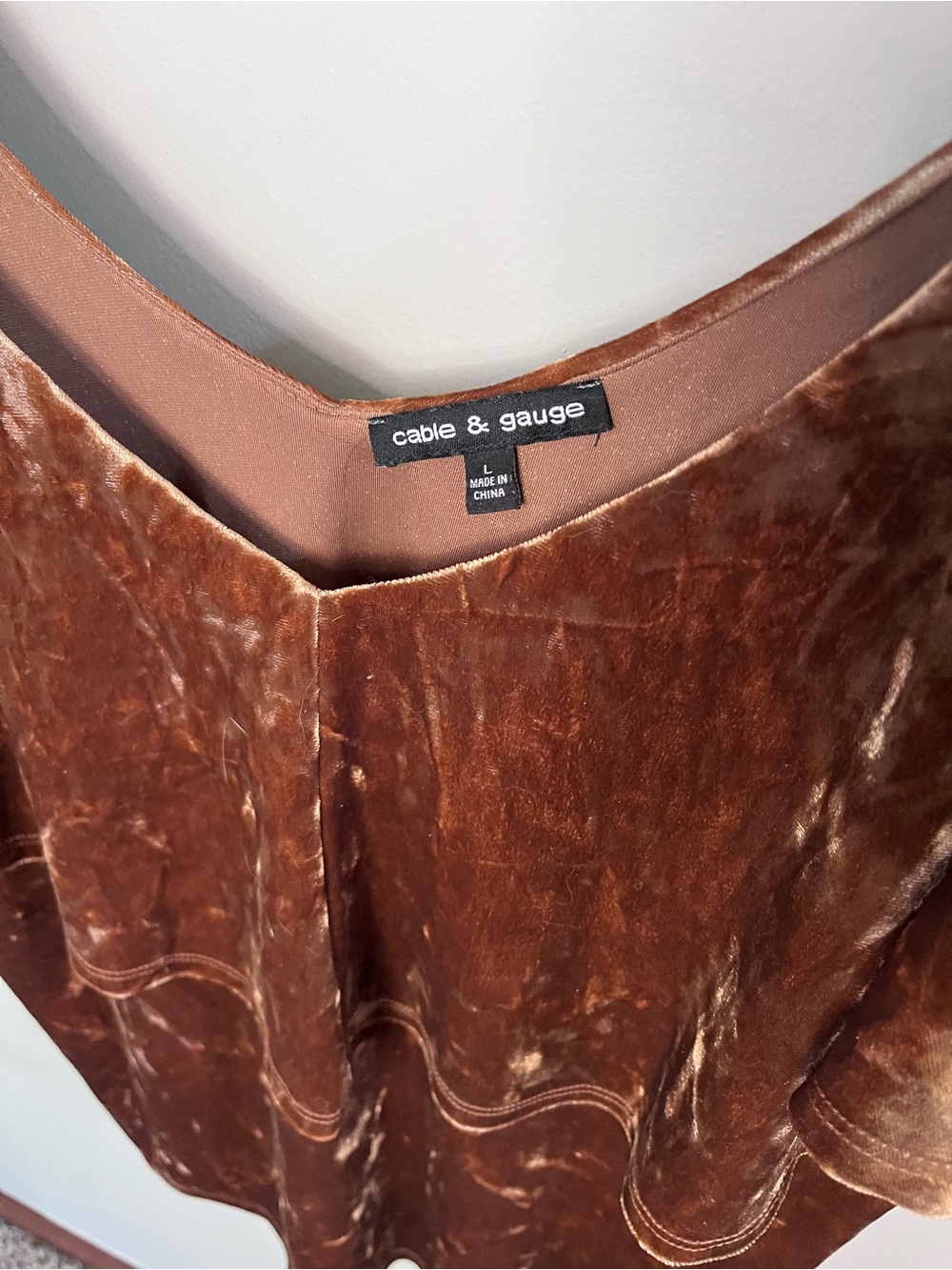 Cable & Gauge Copper Brown Crushed Velvet Cold Shoulder Ruffle Top Large - Picture 2 of 5